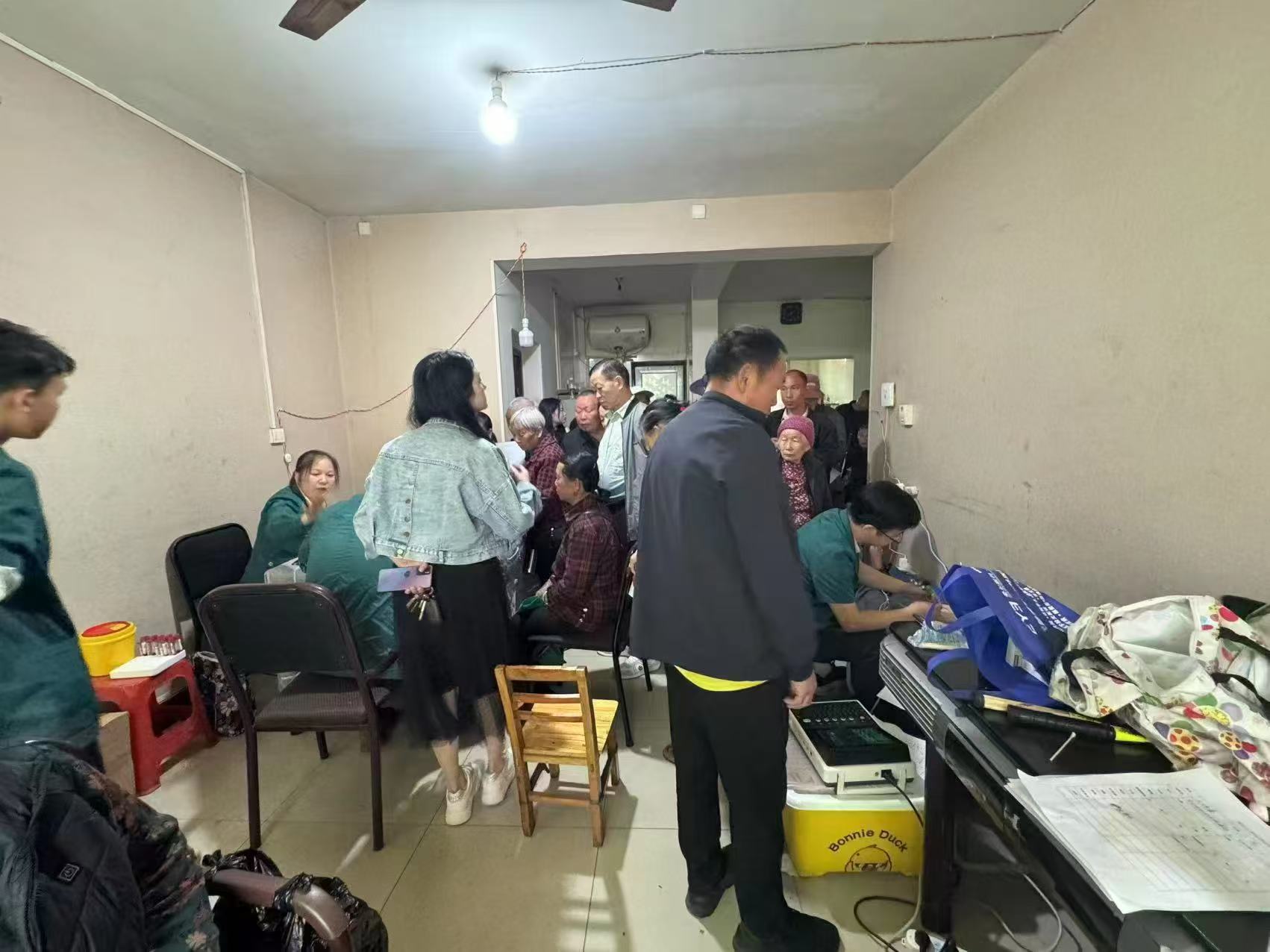 1、北溶乡关工委联合乡卫生院为异地搬老年人免费健康体检_20250417215714.jpg