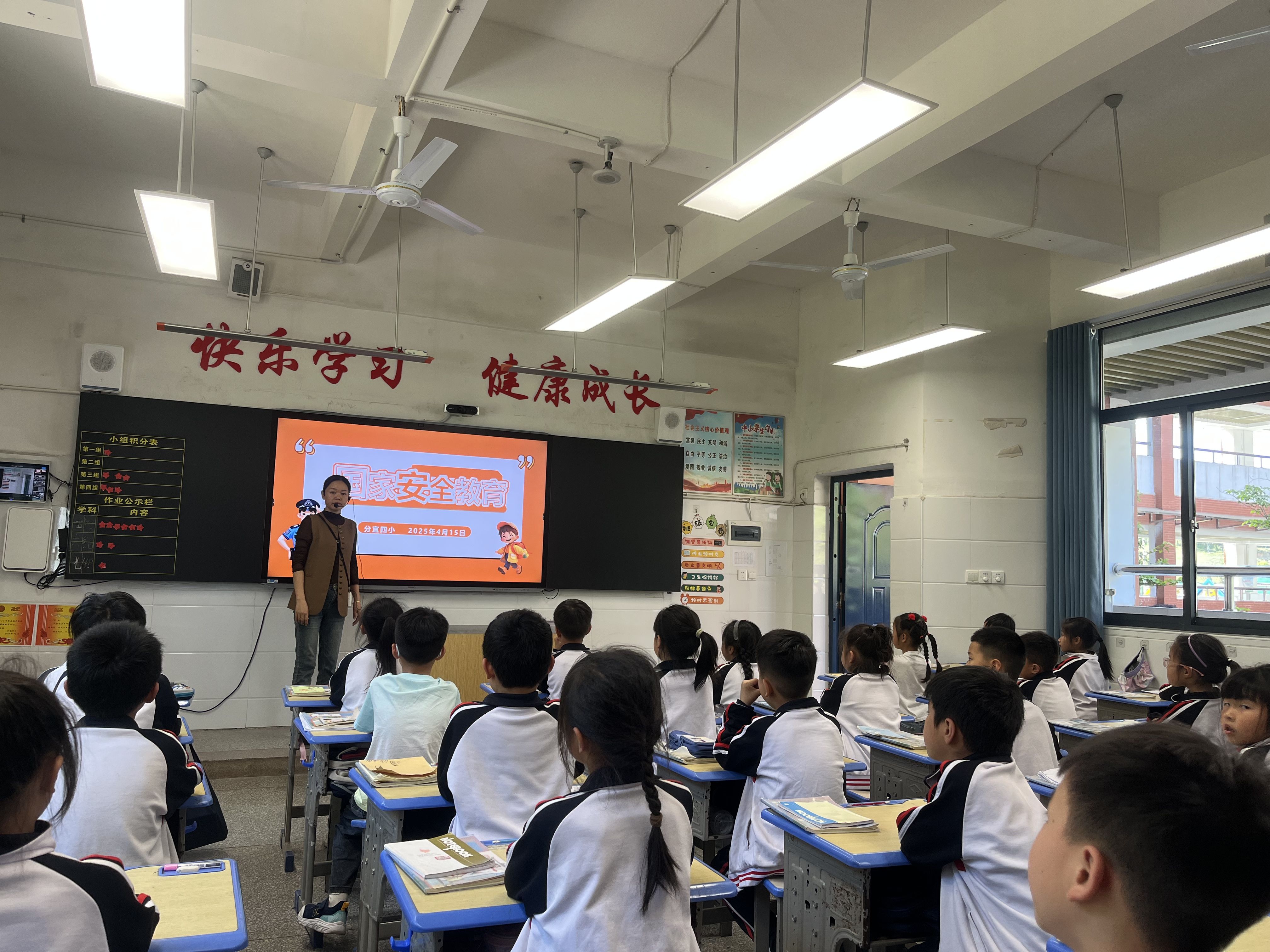 1744941890461405.jpg 2学校动态照片_爱奇艺.jpg