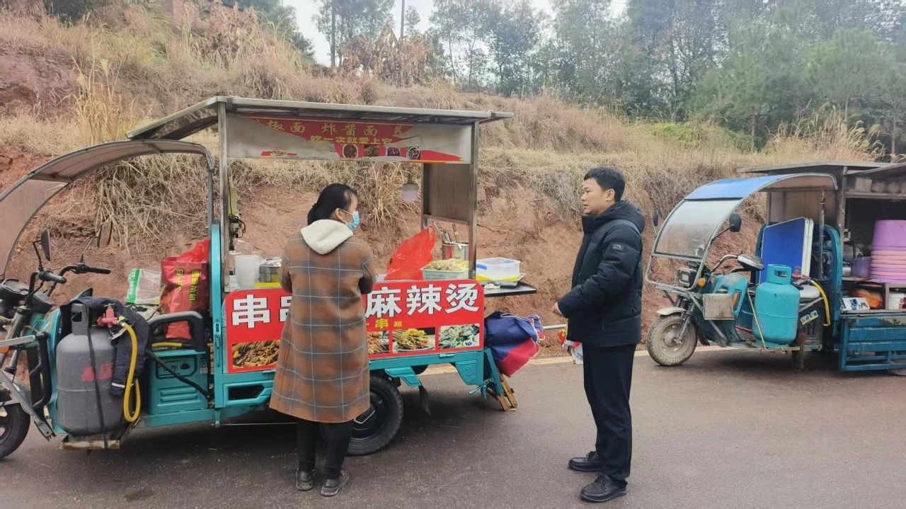 “五老”劝离摊贩.jpg