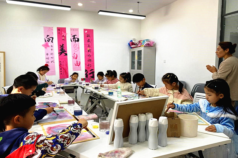 1744976581981370.jpg 江苏省南京市建邺区莫愁湖街道莫愁湖社区关工委开展“流光漫笔 治愈绘画”活动(1).jpg