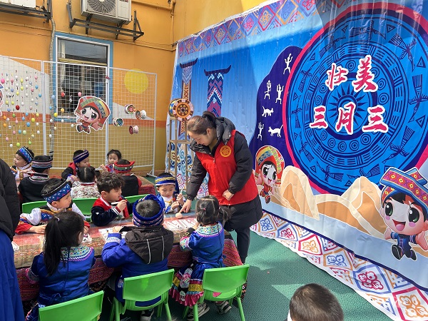 3月20日，柳南区河西街道钢联社区关工小组与辖区幼儿园联合开展“壮美三月三，文化薪火传”主题活动1（汤巧枝）.jpg