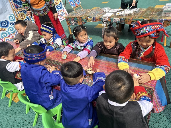 3月20日，柳南区河西街道钢联社区关工小组与辖区幼儿园联合开展“壮美三月三，文化薪火传”主题活动2（汤巧枝）.jpg