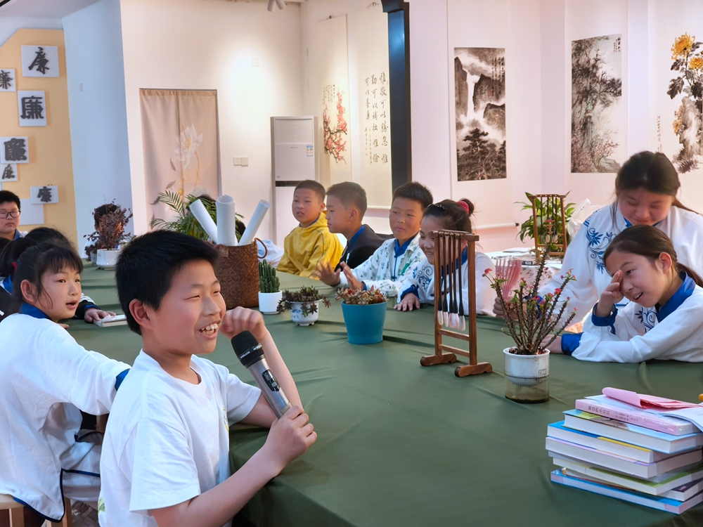1745214538884341.jpg 蛟川街道俞范社区关工委-“阅读品人生,书香伴成长”世界读书日活动4_副本.jpg