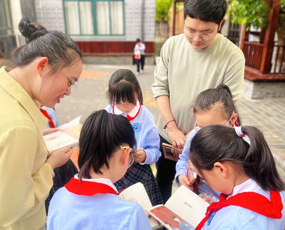 与作家面对面！“我陪孩子读经典”走进校园，让更多孩子爱上阅读3_副本.jpg
