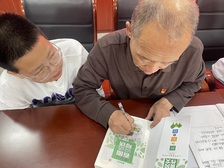 1745218441952582.jpg 元宝山区元宝山小学关工委开展一对一帮扶活动照片6_副本.jpg