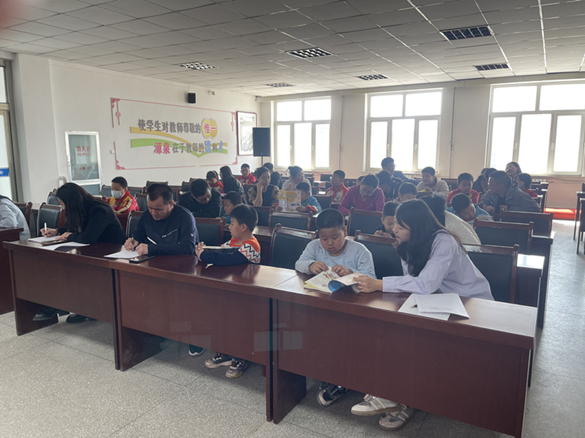 1745218537222116.jpg 元宝山区元宝山小学关工委开展一对一帮扶活动照片3_副本.jpg