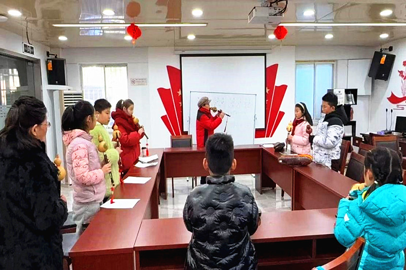 1745224667751491.jpg 江苏省南京市建邺区莫愁湖街道长虹路社区关工委开展青少年葫芦丝培训课(1).jpg