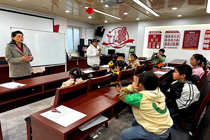 1745224685887792.jpg 江苏省南京市建邺区莫愁湖街道长虹路社区关工委开展青少年葫芦丝培训课(2).jpg