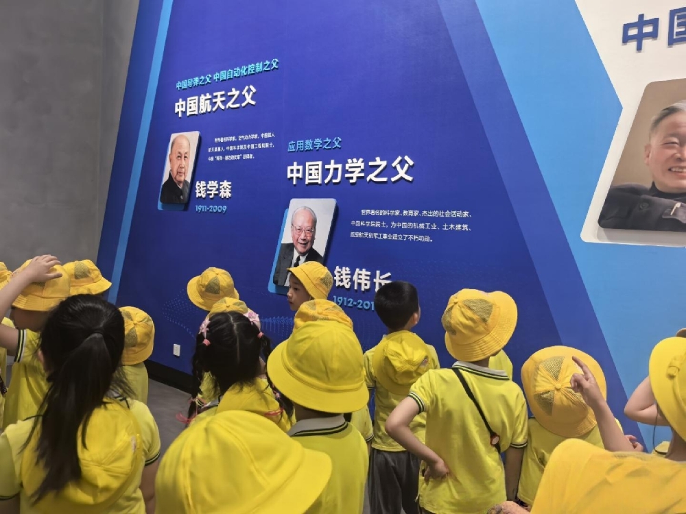 1745226899883079.jpg 4月20日上午,天湖社区关工领导小组开展“童眼看军博,筑梦向未来”国防教育活动1.jpg