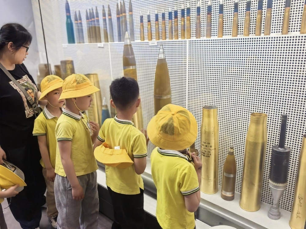 1745226964975742.jpg 4月20日上午,天湖社区关工领导小组开展“童眼看军博,筑梦向未来”国防教育活动2.jpg