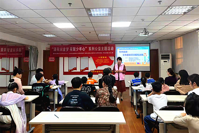 1745287151856180.jpg 江苏省南京市建邺区沙洲街道清荷北园社区开展“沉与浮”趣味亲子科学实验课(1).jpg