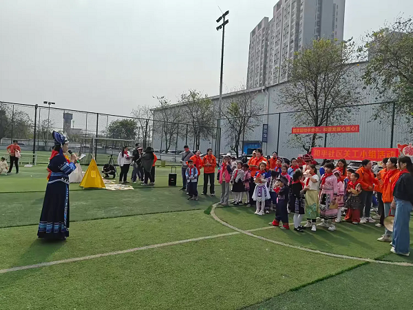 1745290212835318.png 3月23日,在“三月三”来临前夕,共青团柳南区委员会、柳南区河西街道和平社区关工小组联合举办“籽籽同心,快乐同行”暨柳南区少先队“红领巾壮苗行动”主题公益集市活动2(张李斯).png