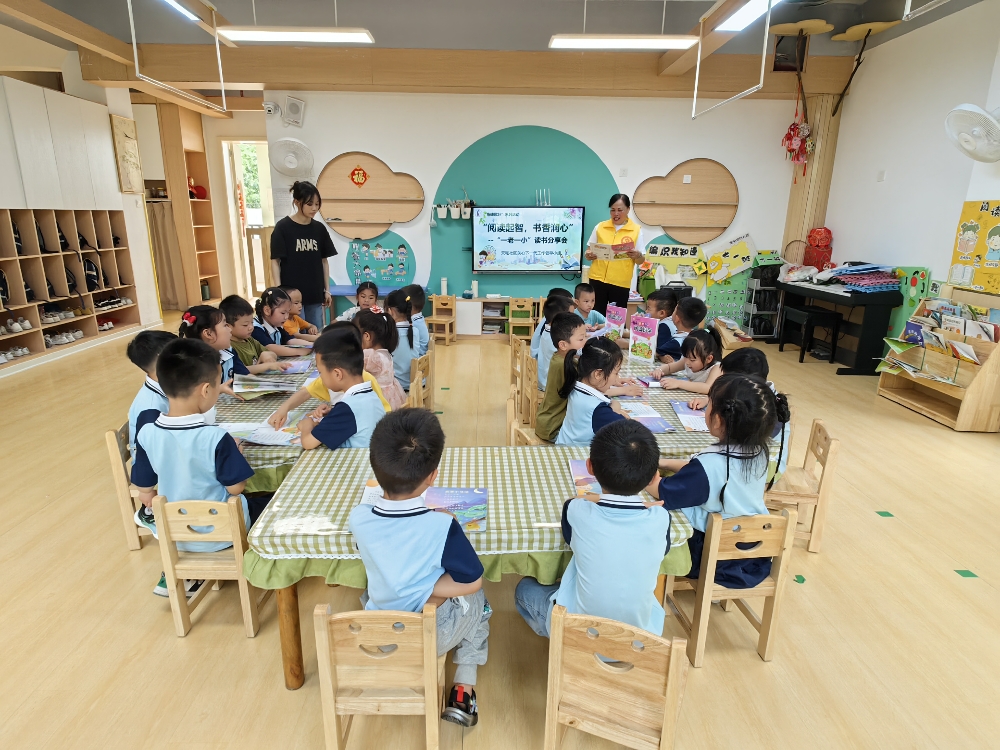 1745314146945132.jpg “五老”带领小孩一起阅读.jpg
