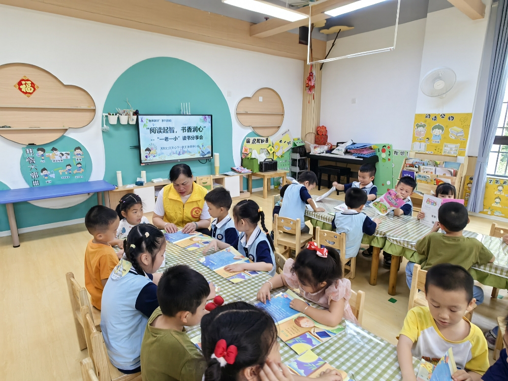 1745314166237460.jpg “五老”陪同幼儿一起阅读.jpg