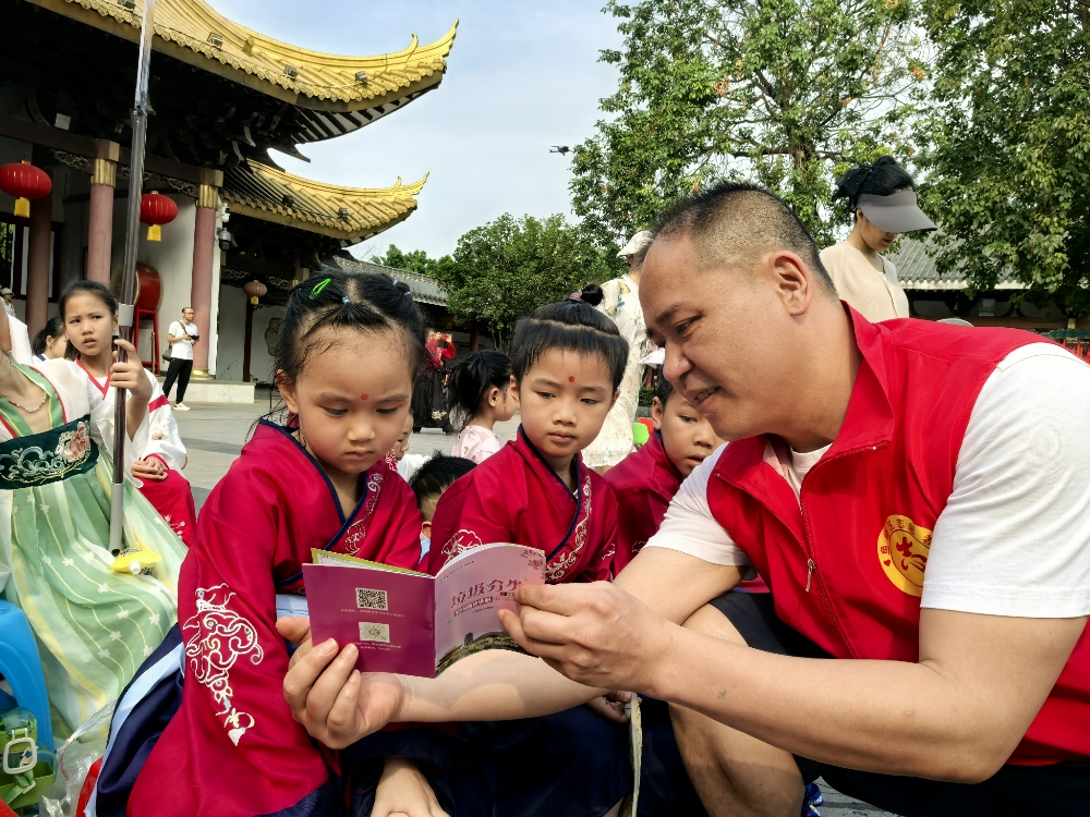 1745314252265100.jpg 广西柳州市鱼峰区晶远社区关工小组:国学传承与垃圾分类宣传同行3.jpg