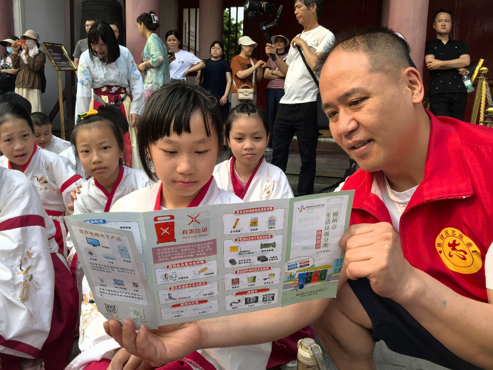1745314290111430.jpg 广西柳州市鱼峰区晶远社区关工小组:国学传承与垃圾分类宣传同行4.jpg