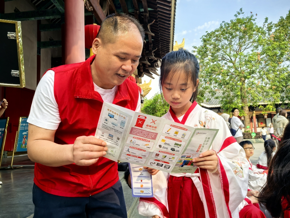 1745314911171444.jpg 广西柳州市鱼峰区晶远社区关工小组:国学传承与垃圾分类宣传同行2.jpg