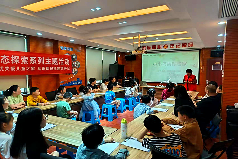 1745362258707371.jpg 建邺区南苑街道开展“春日观鸟”亲子活动,共赴生态保护之约(1).jpg