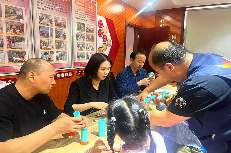 1745362273162335.jpg 建邺区南苑街道开展“春日观鸟”亲子活动,共赴生态保护之约(3).jpg