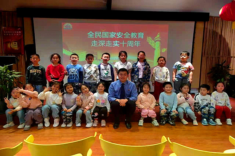 1745651476807428.jpg 江苏省南京市玄武区梅园新村街道梅园新村社区关工委开展国家安全教育日活动 (3).jpg
