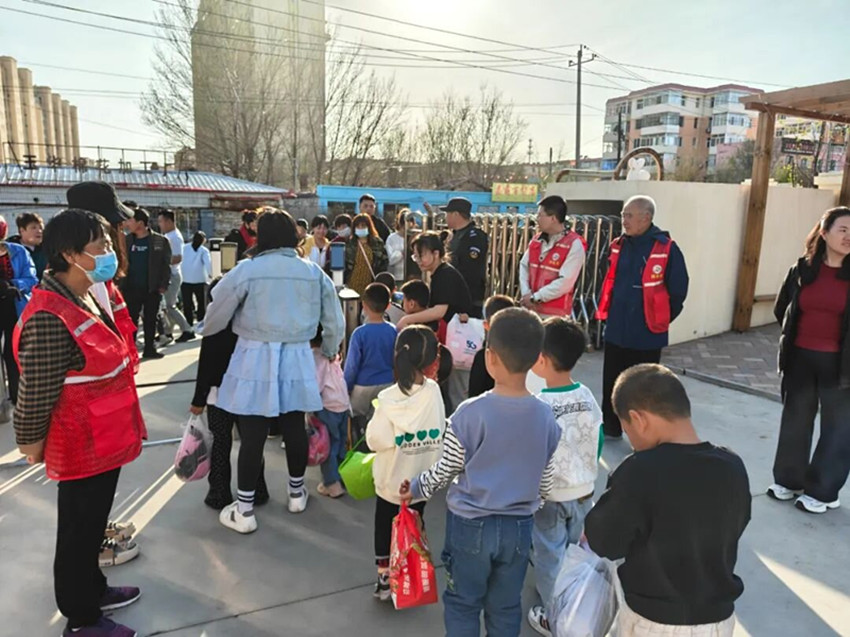 1745654826718824.jpg 元宝山区云杉路街道中心路社区开展银发护学活动照片2_副本.jpg