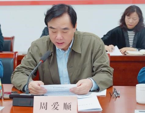 2.区关工委常务副主任周爱顺主持会议。.jpg