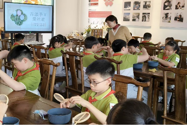 震泽镇：老劳模牵手游蚕韵 众少年沉浸悟桑情2.png
