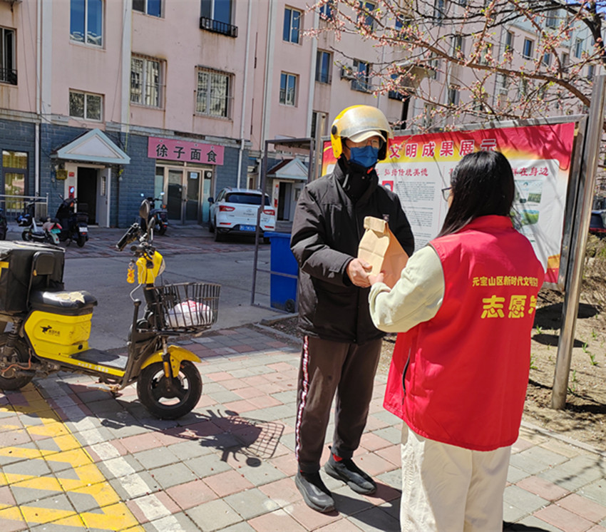 元宝山区西城街道如意东社区关工委开展五一温情传心意，爱心礼包暖人心活动照片2_副本.jpg