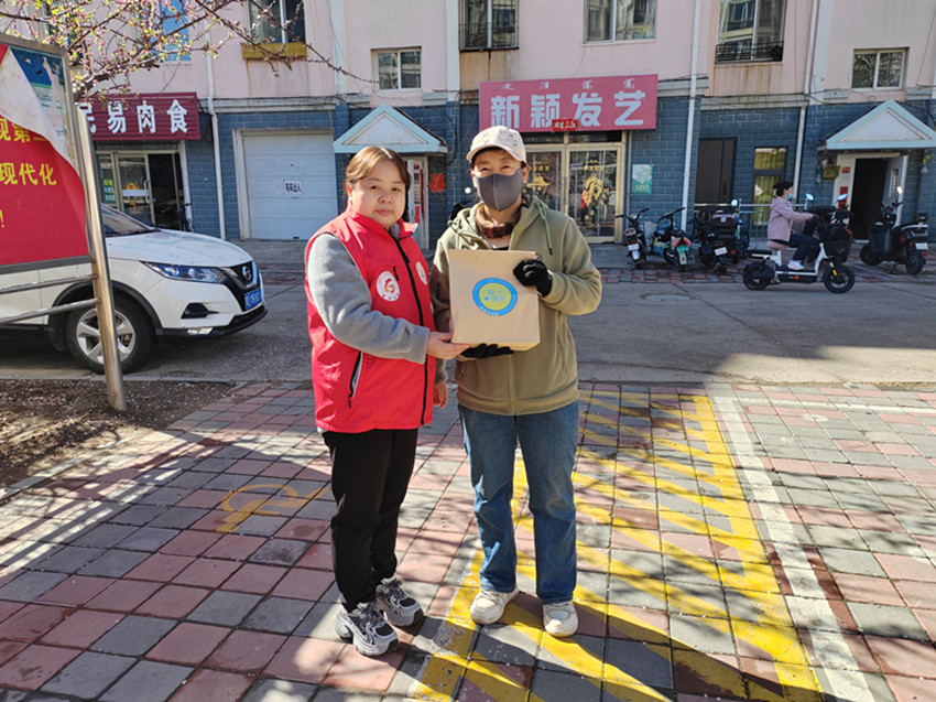 元宝山区西城街道如意东社区关工委开展五一温情传心意，爱心礼包暖人心活动照片3_副本.jpg