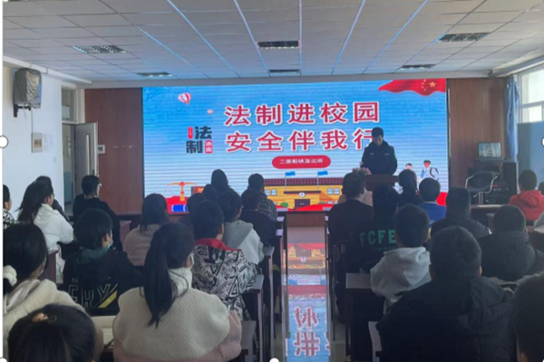 1745808173469014.png 3月28日-会议室-派出所民警为学生宣传教育安全法_副本.png