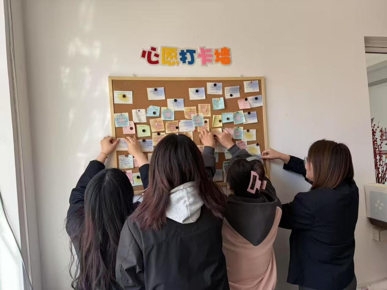 1745822022272850.jpg 红岗区八百垧街道远航社区关工小组开展“劳动最光荣”主题活动 (1).jpg
