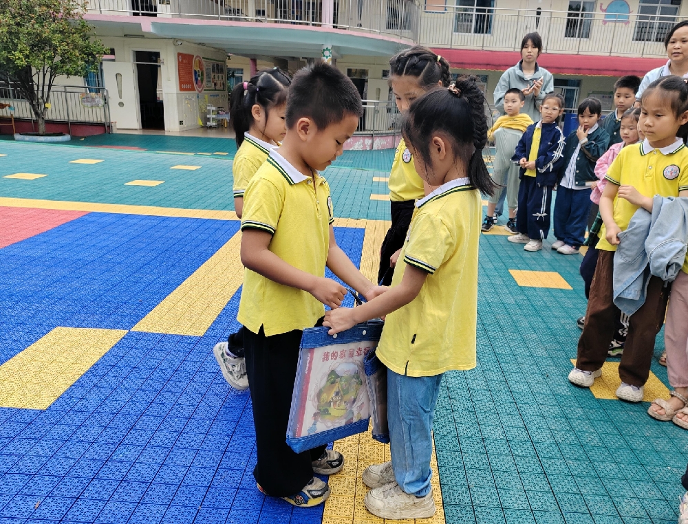 1745831304145779.jpg 4月24日,广西柳州市鱼峰区天湖社区关工小组开展“书香浸润童心 共绘美好未来”世界读书日主题活动4.jpg