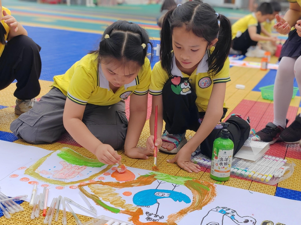1745831329536329.jpg 4月24日上午,广西柳州市鱼峰区天湖社区关工小组开展“书香浸润童心 共绘美好未来”世界读书日主题活动1.jpg