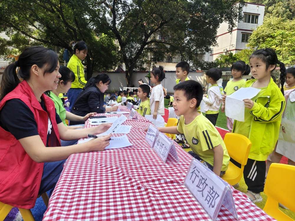 1745914449742285.jpg 孩子们在模拟面试.jpg