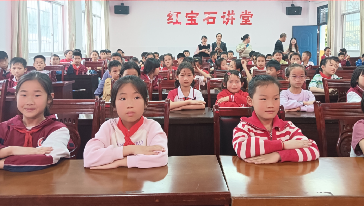 1745976772670076.jpg 赴播尧小学讲红色故事2.jpg