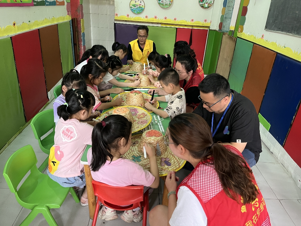 1746003207556402.jpg 创作场面热闹非凡.jpg