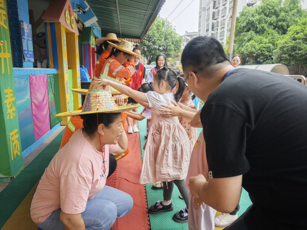 1746003281445256.jpg 未成年人为辖区保洁员戴上手绘草帽.jpg