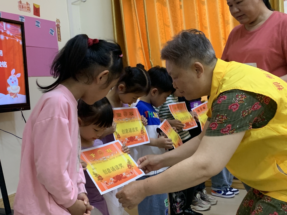 1746003533510370.jpg “‘五老’“志愿者为孩子们颁奖.jpg