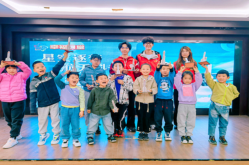 1746069536189888.jpg 江苏省南京市江宁区秣陵街道秦淮社区关工委开展“星空逐梦 航天科普”活动(2).jpg