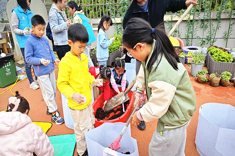 江苏省南京市雨花台区金叶花园社区关工委举办“小手植绿，共绘生命画卷”亲子园艺活动(1)_.jpg