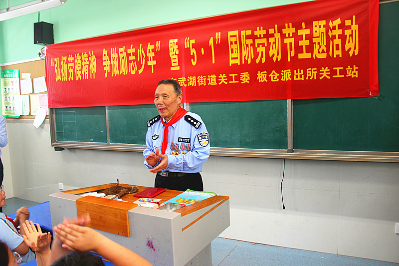 1746599186235352.jpg 玄武湖街道关工委联合开展“弘扬劳模精神”主题教育进校园(2).jpg