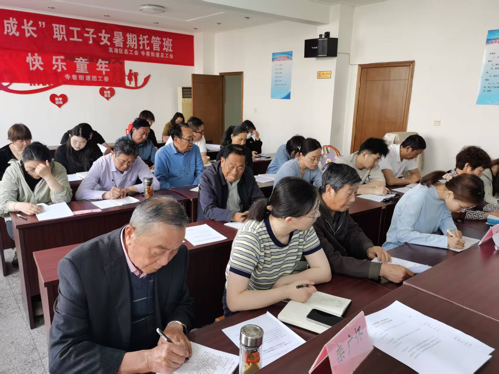 1746600977787826.jpg 4月30日,泰州高新高港区寺巷街道关工委召开2025年关心下一代工作会议。2.jpg