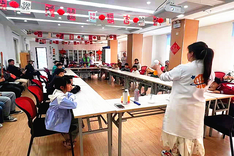 1746659483113944.jpg 江苏省南京市玄武区锁金村街道紫鑫城社区关工委开展“趣味科学实验秀”活动(1).jpg