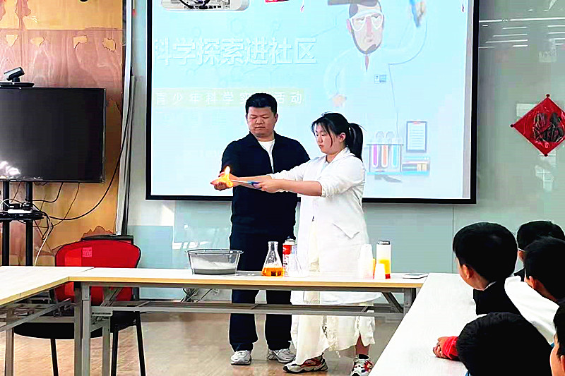 1746659490960026.jpg 江苏省南京市玄武区锁金村街道紫鑫城社区关工委开展“趣味科学实验秀”活动(2).jpg