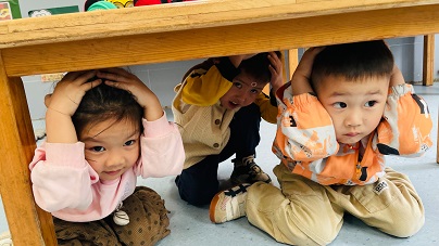 1746694992294387.jpg YR18-5.7震无惧,行有备——泸县兆雅镇中心幼儿园开展地震应急疏散演练活动 (2).jpg