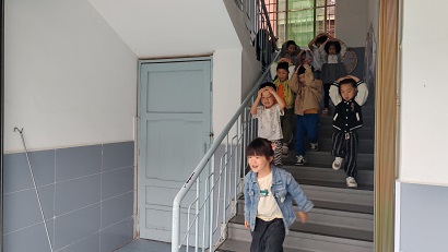 1746695012570948.jpg YR18-5.7震无惧,行有备——泸县兆雅镇中心幼儿园开展地震应急疏散演练活动 (4).jpg