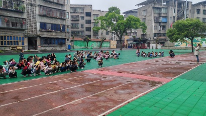 1746695023456654.jpg YR18-5.7震无惧,行有备——泸县兆雅镇中心幼儿园开展地震应急疏散演练活动 (3).jpg