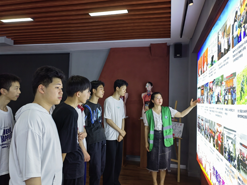 1746780502531983.jpg 莲花社区关工领导小组组织辖区青少年到柳州市鱼峰区禁毒教育基地参观学习.jpg