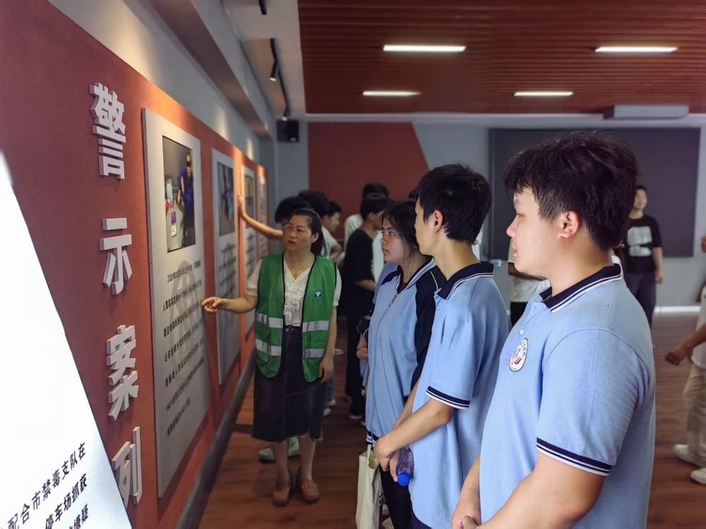 1746780512903175.jpg 莲花社区关工领导小组组织辖区青少年到柳州市鱼峰区禁毒教育基地参观学习1.jpg
