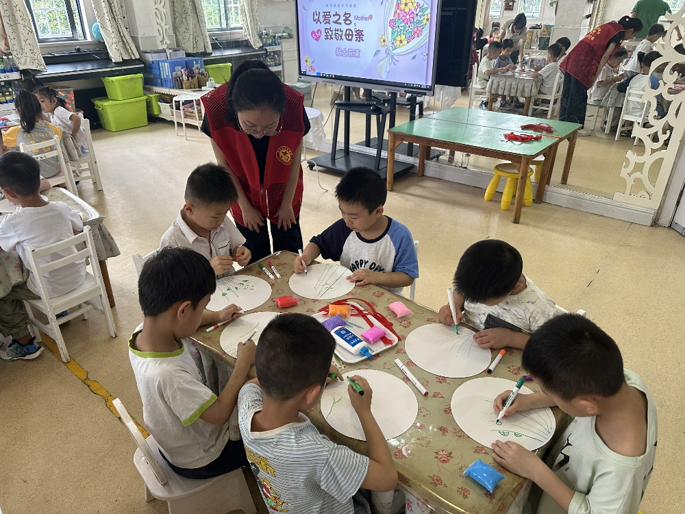 1746781592434486.jpg 荣新社区关工领导小组联合祥和名邸幼儿园开展“传承家风 指尖聚爱”母亲节手工DIY活动4.jpg